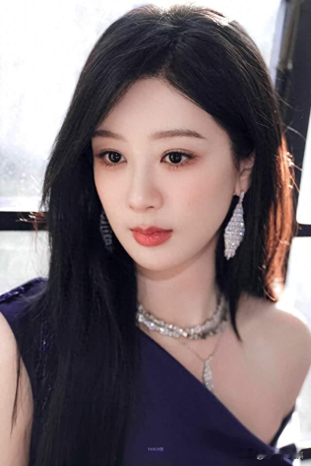 杨紫一袭藏蓝长裙，温婉似仙子
