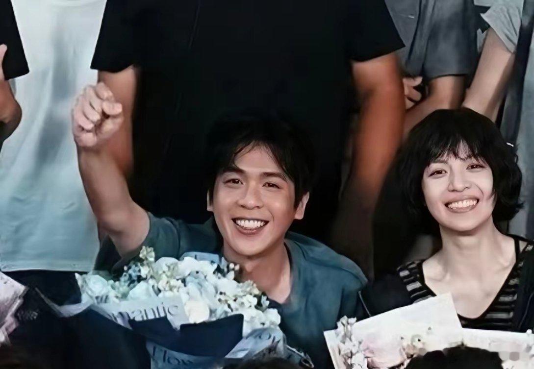 唐艺昕参加完浪姐，在家带女儿而张若昀出来拍戏了这2口子是一会儿也不停下来，一个挣