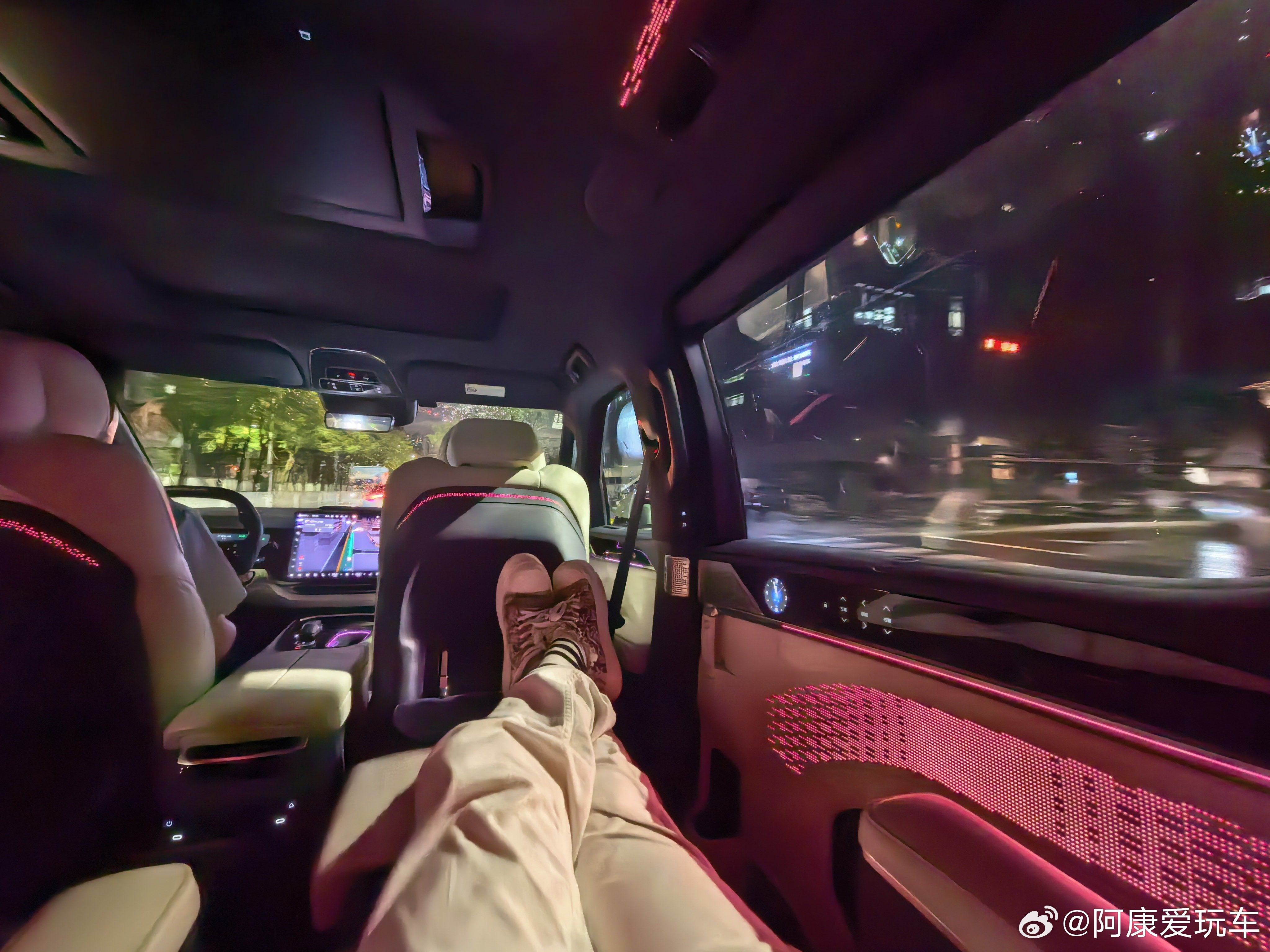这就是，你们羡慕的生活？12点还在回家路上