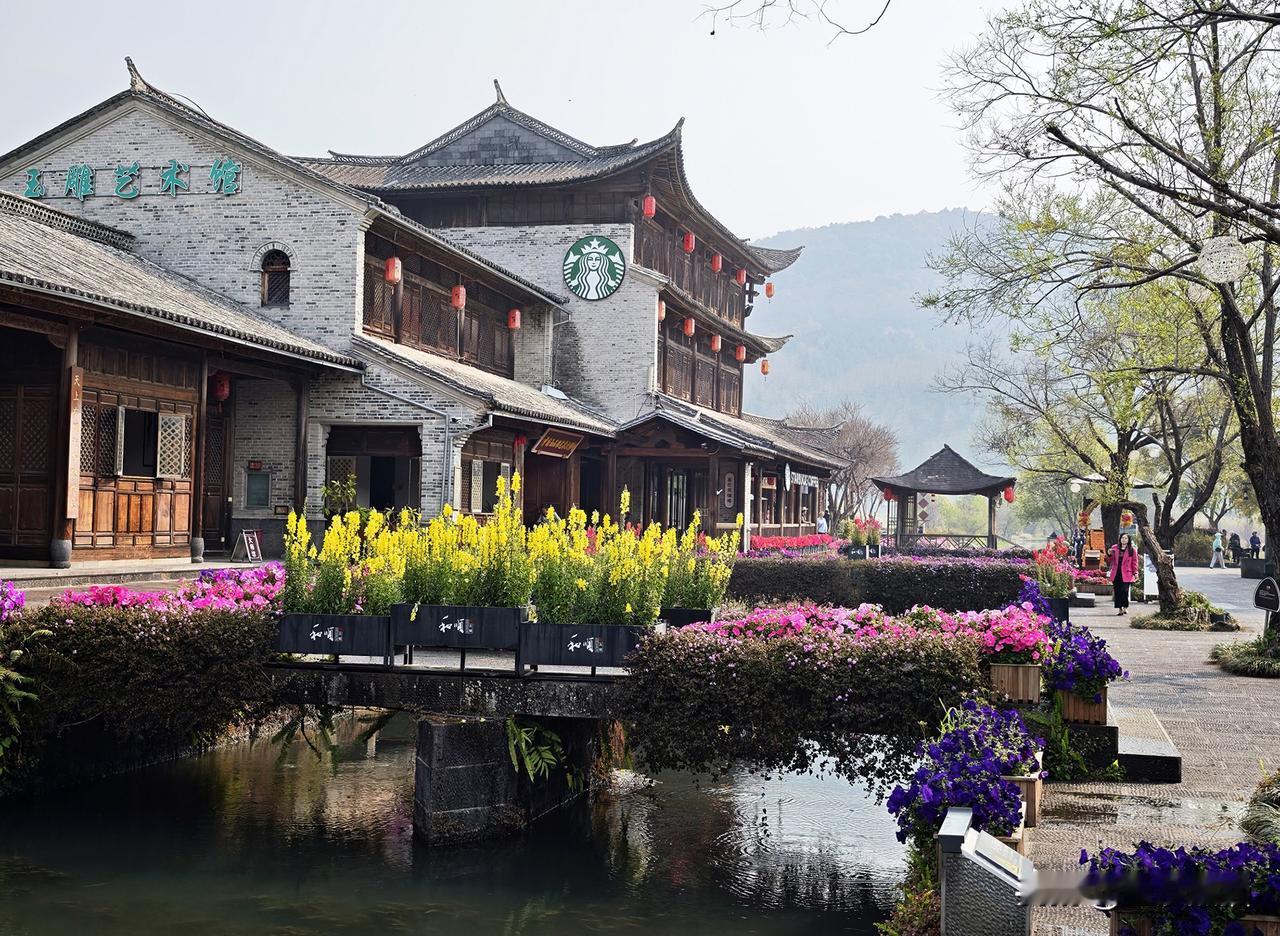 《小桥流水满巷春》品和顺12
和顺小巷是指从双虹桥至野鸭湖的一段街道，是2008