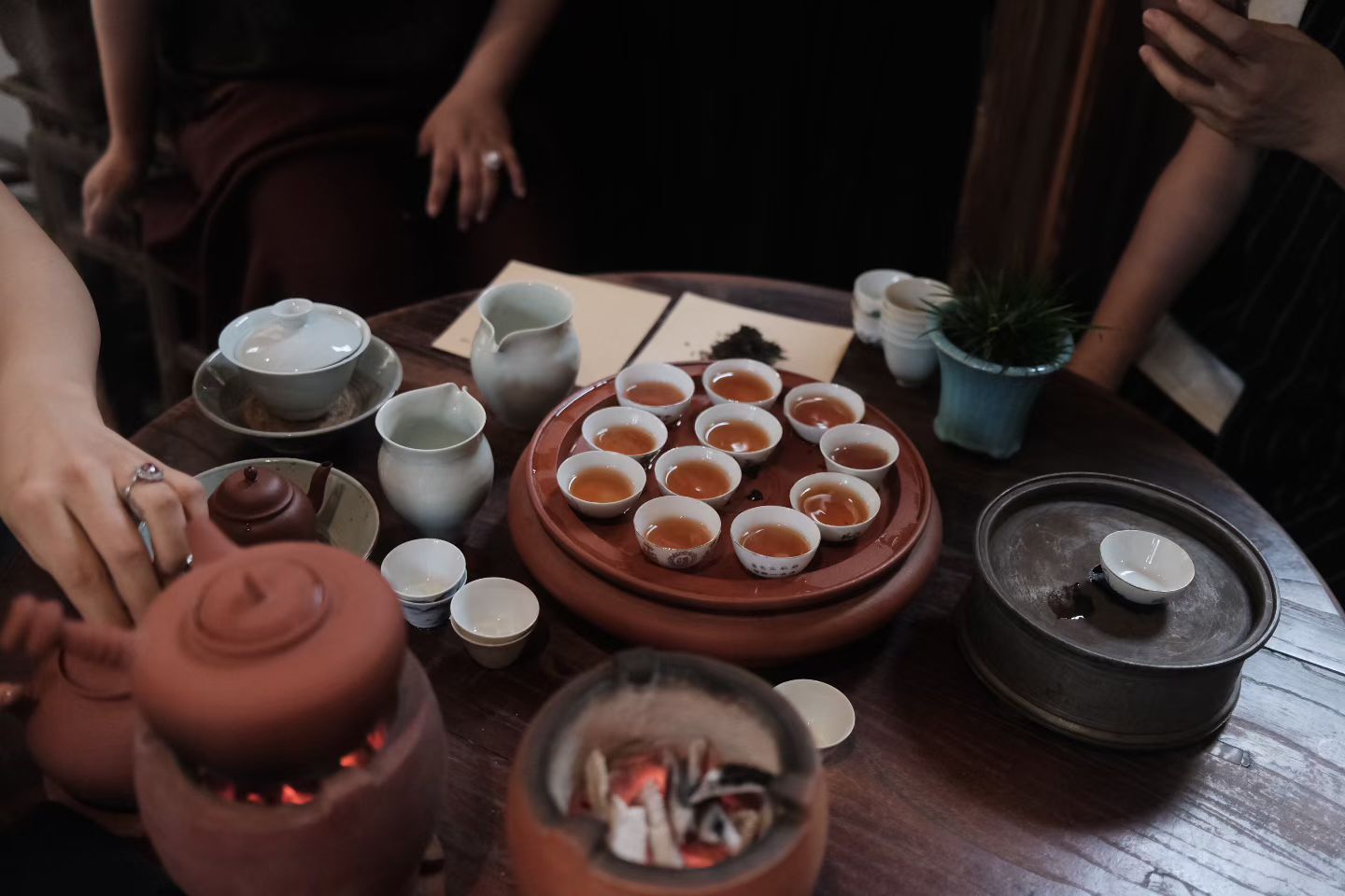 品茶赏器交友  茶中藏静，静中生长。真正的成长，从来不是慌慌张张的奔赴，而是像煮