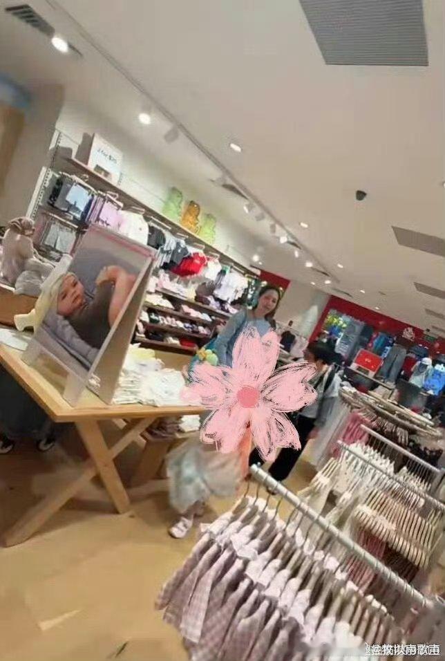 新加坡偶遇向佐郭碧婷带女儿买衣服一跪一守皆是温柔，郭碧婷耐心相伴，向佐安静守护，