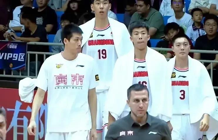 CBA新赛季，广东队放出豪言，说要拿第12个冠军，至少也要进决赛。他们把宝押在了