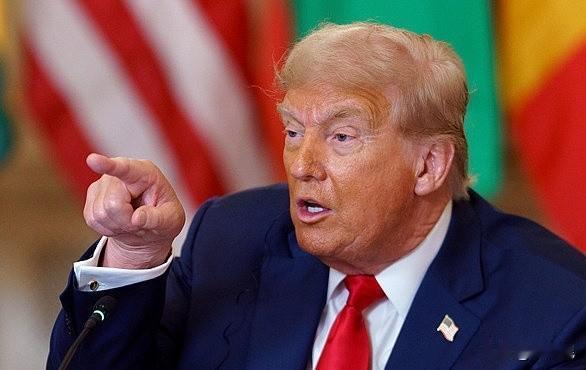 特朗普今天再次嘲讽法国总统马克龙：

我说：“马克龙，你得把你们（药品）的价格提