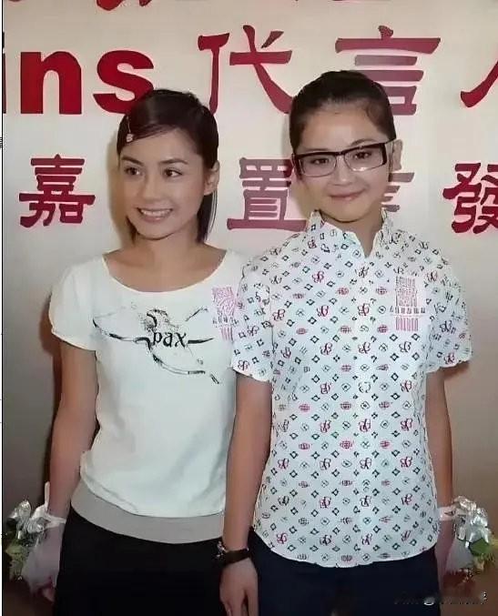 千禧年初出道的的Twins，当时几乎是一下子就红遍了香港乃至整个华语地区。她们的