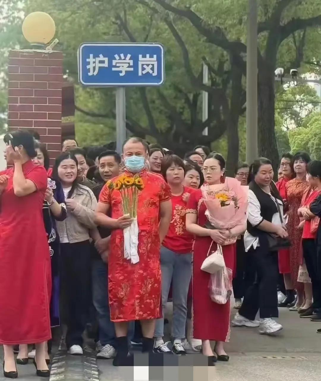 我感觉，这样的家长，不是来给孩子高考助威的，而是来给孩子添堵的！

高考第一天，