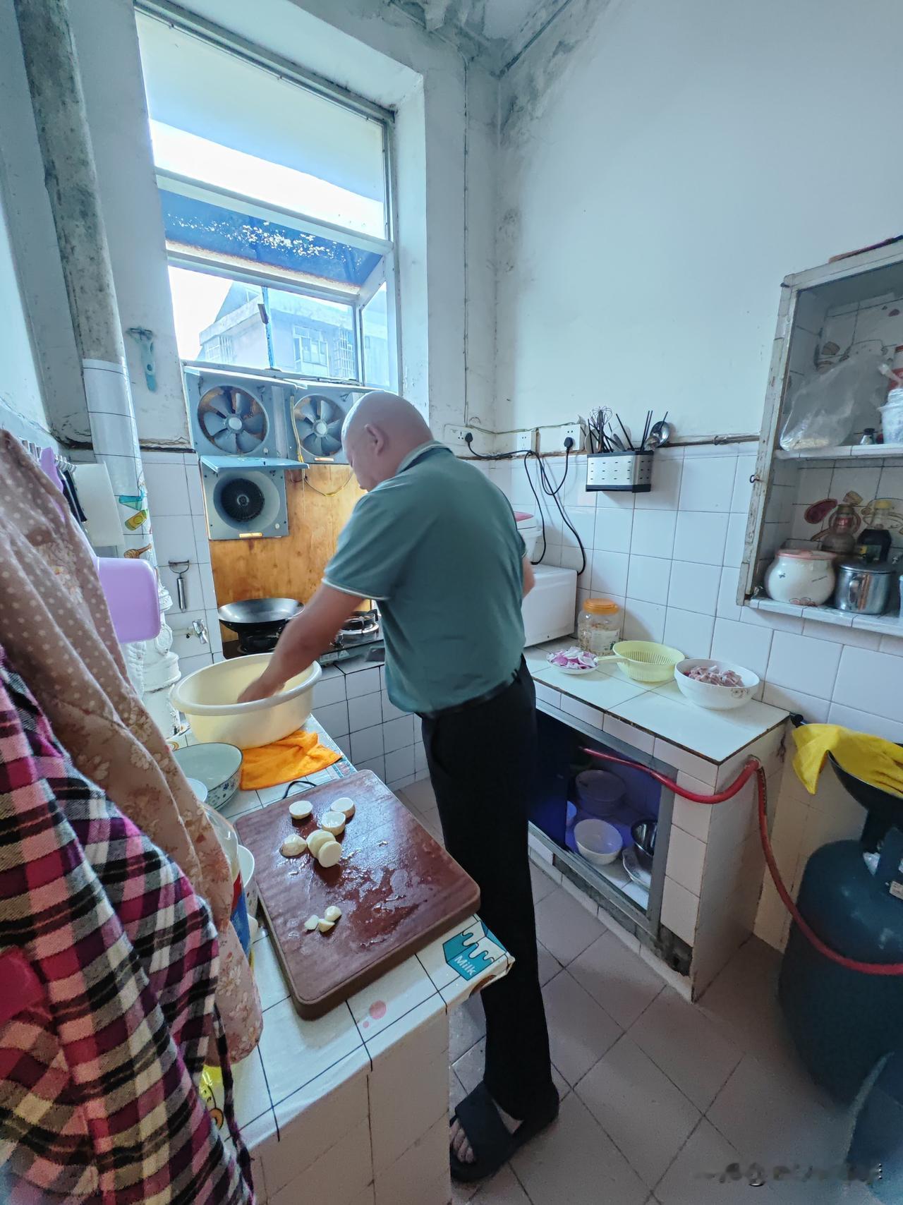 老了老了穿什么裤子都被黑皮管制了！一个人的变化怎么大呢？

下午没针打和黑皮回家