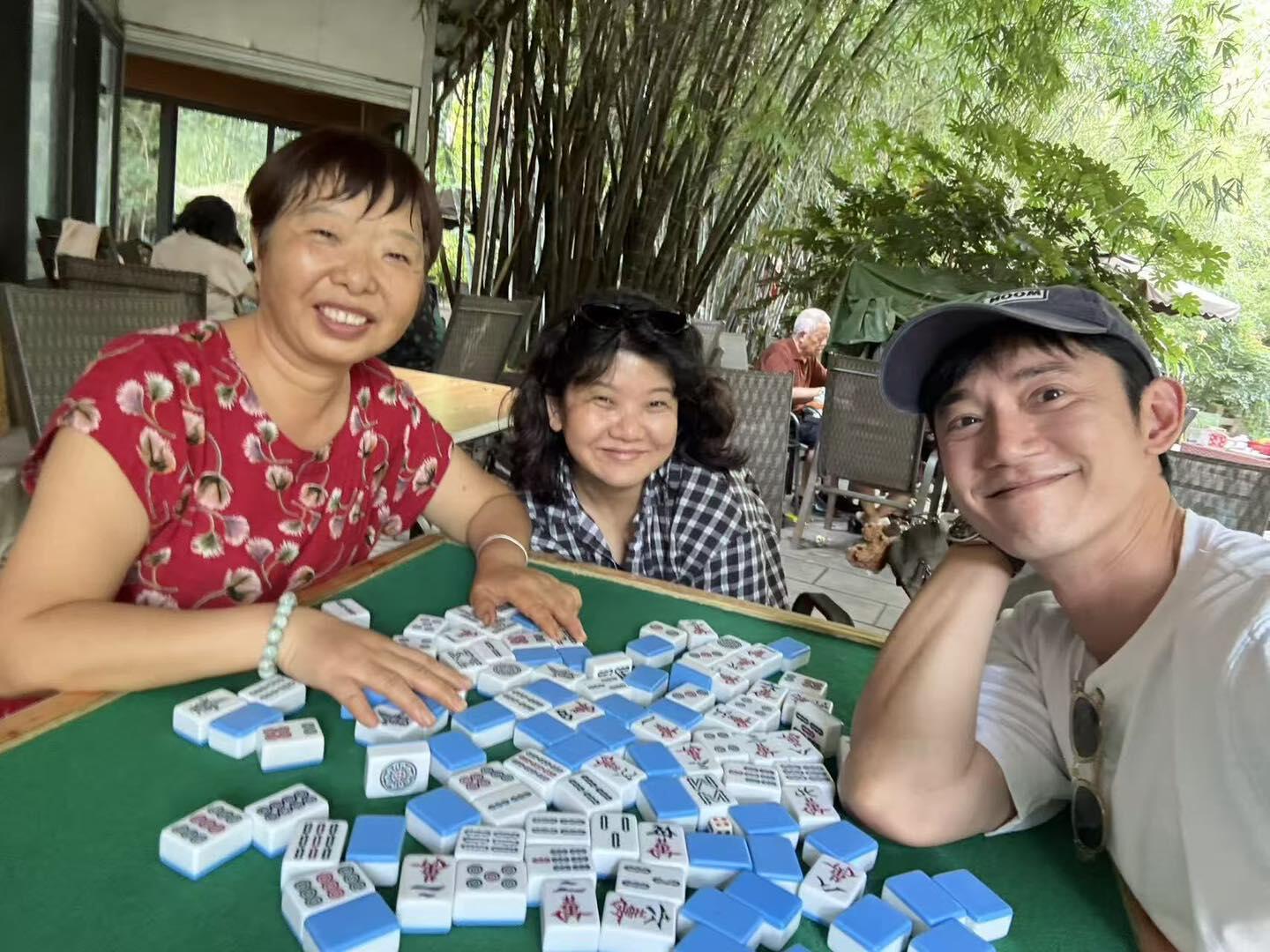 吴慷仁in成都采耳按摩，麻将火锅大熊猫，吴慷仁晒他的成都深度游🐼 ​​​