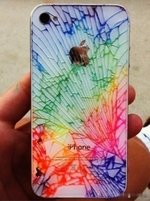 早年人们故意摔碎iPhone 4再上色
谁还记得2010年代的“碎屏iPhone