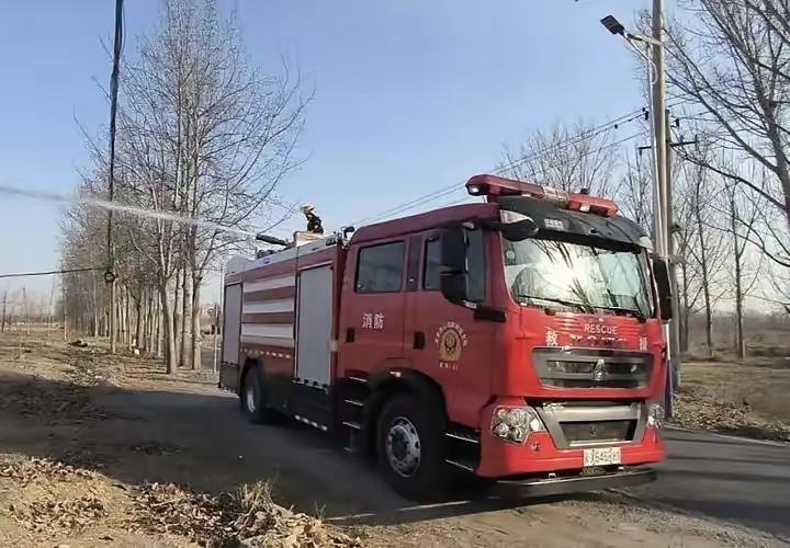 太让人心疼了！
春节本该是万家团圆的日子，总有一群人放弃陪伴家人，坚守在守护百姓