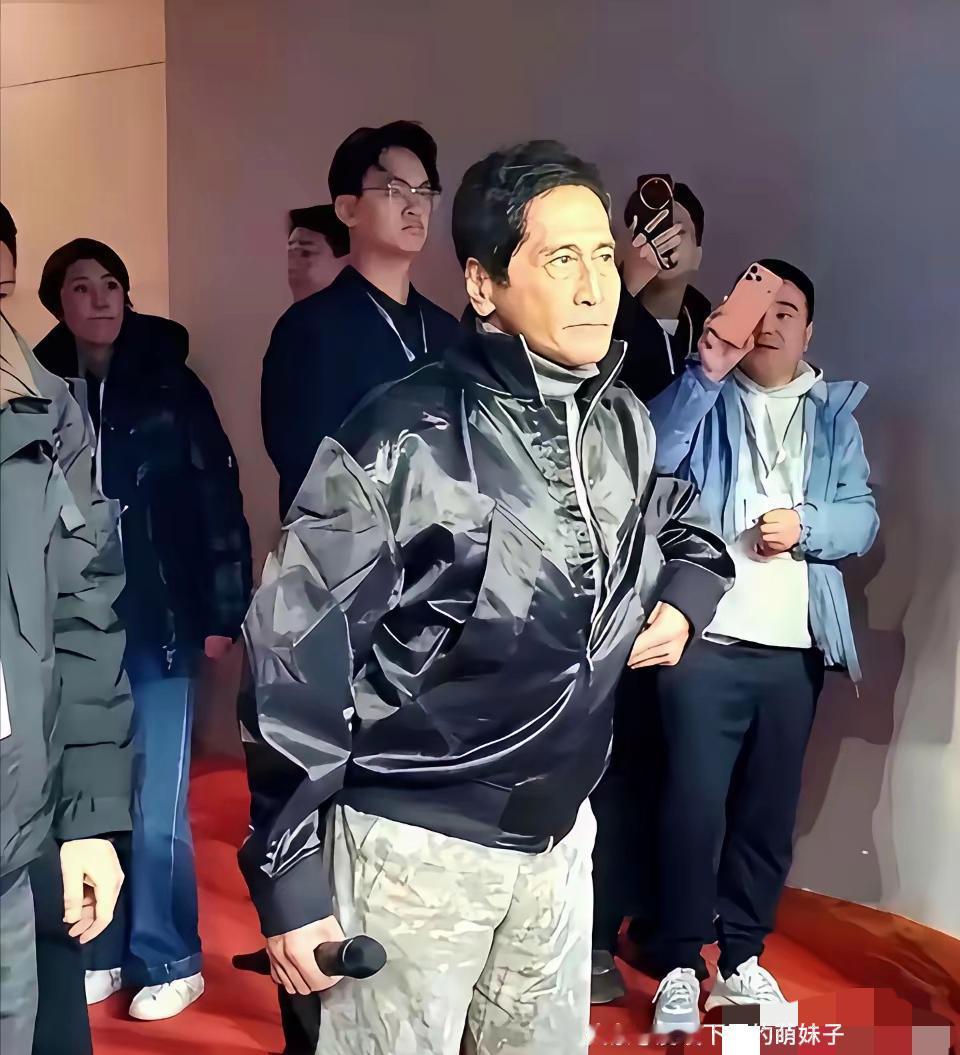 65岁的齐秦，商场唱4首歌，报价80万！你怎么看？