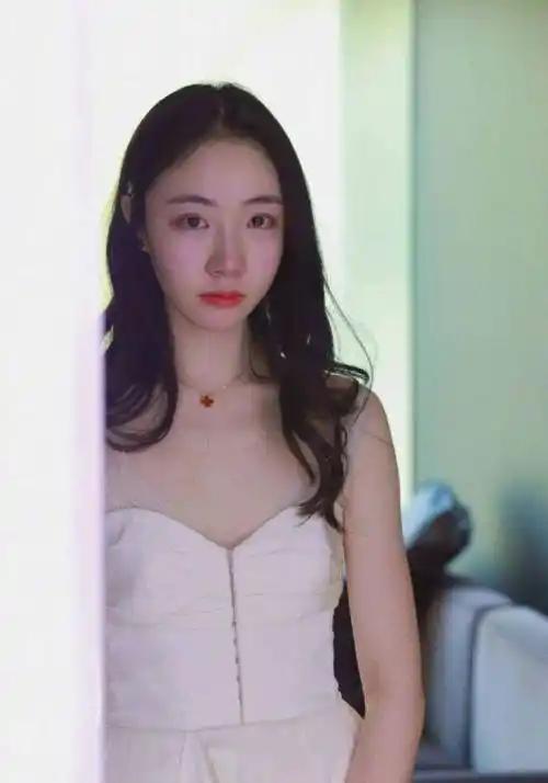 陈露刚甩出一张无犯罪证明——说网传她"踩缝纫机"是假！

霍尊前女友陈露昨晚晒出