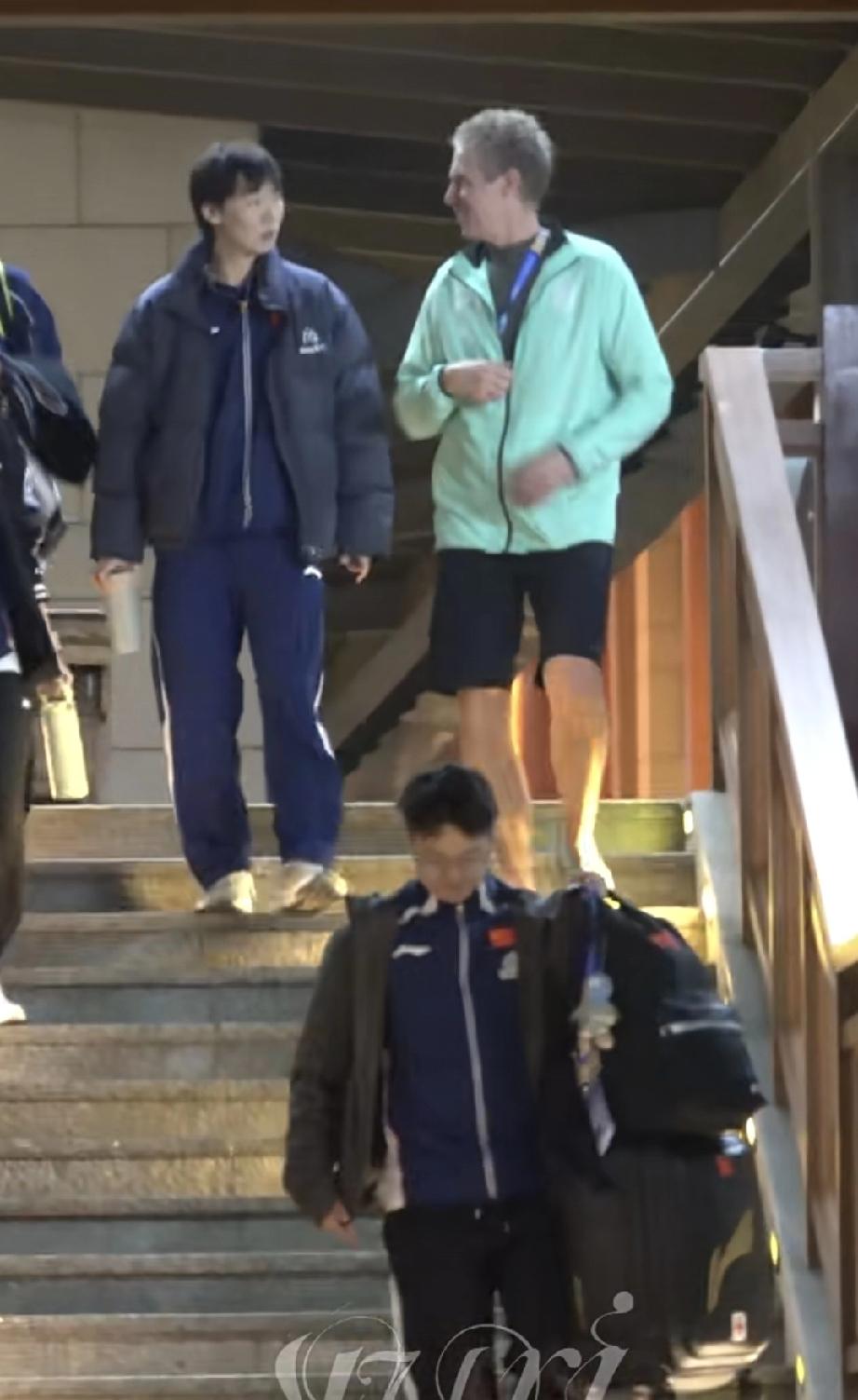 王曼昱今日海口亚洲杯比赛结束后，与任浩教练、孟队医和徐奕妹妹一起回到酒店。曼昱从