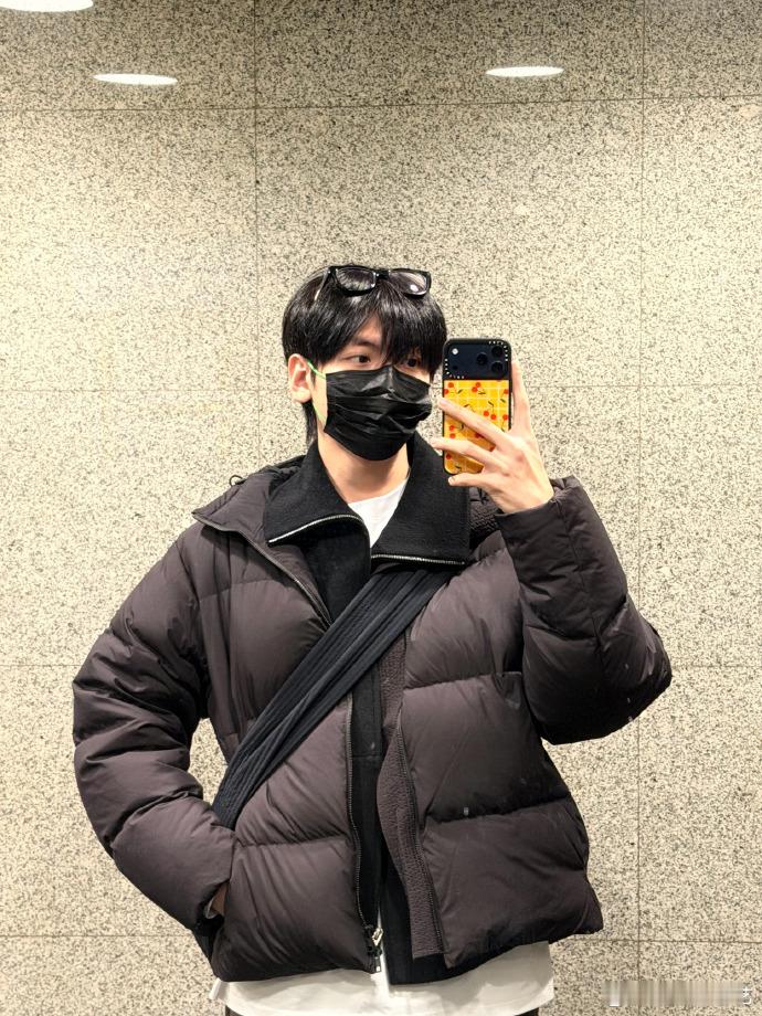 翟潇闻黑发小帅回来了  翟潇闻黑发小帅回来了，真的是太帅了吧，其实我真的很喜欢他