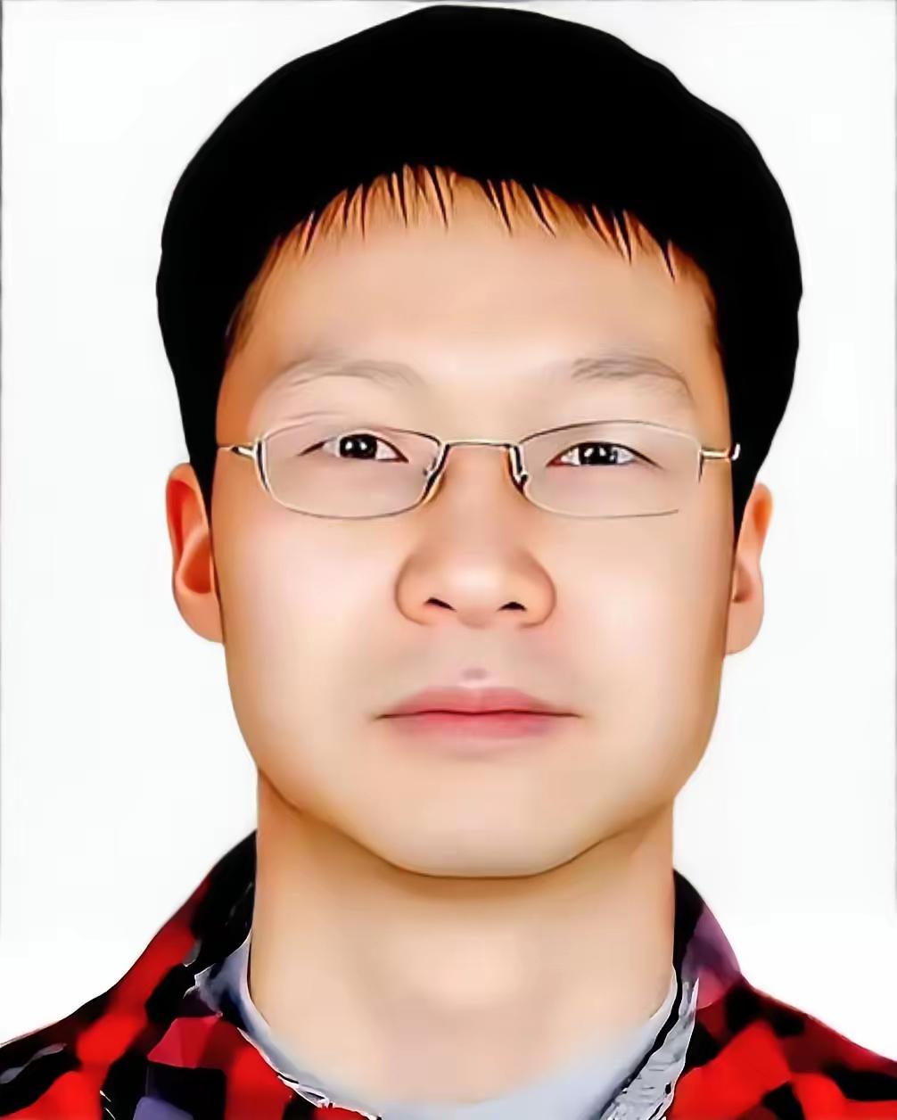 五十多岁的北大教授胡泳，在长达三年的时间里，被八十五岁重度失智的母亲拽入了尿布与
