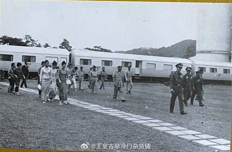 王室王室泰国王室暹罗往事 老照片：很有趣的一本摄影集“火车之旅”，里面记叙了九世