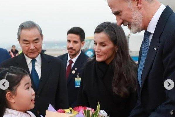 【西班牙王后到北京啦！光腿穿大衣不怕冷，美女保镖身高一米八太飒】当地时间11月1