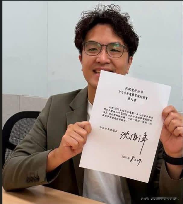 民进党立委吴思瑶在社媒发文叫嚣称，明天伯洋就可以辩论啊！蒋就是读稿机：我每一天都