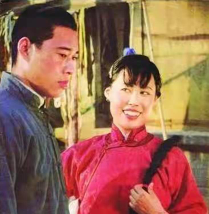 《骆驼祥子》中，虎妞花钱的挥霍无度是否是促成其结局的原因？

是其中一个原因，但