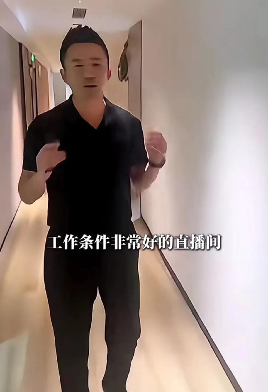 麻六记的工作环境挺好
汪小菲带大家参观麻六记新办公室，他说:“我们的直播间可是在