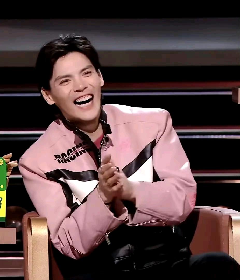 3月11日，向佐差点踢到主持人的头 直接爆上热搜第一。
 
这事后续的走向还挺暖