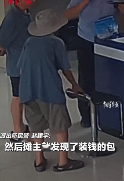 “积大德了！”闪电新闻8月15日报道，山东临沂，一名88岁卖菜大爷和儿子匆匆的来