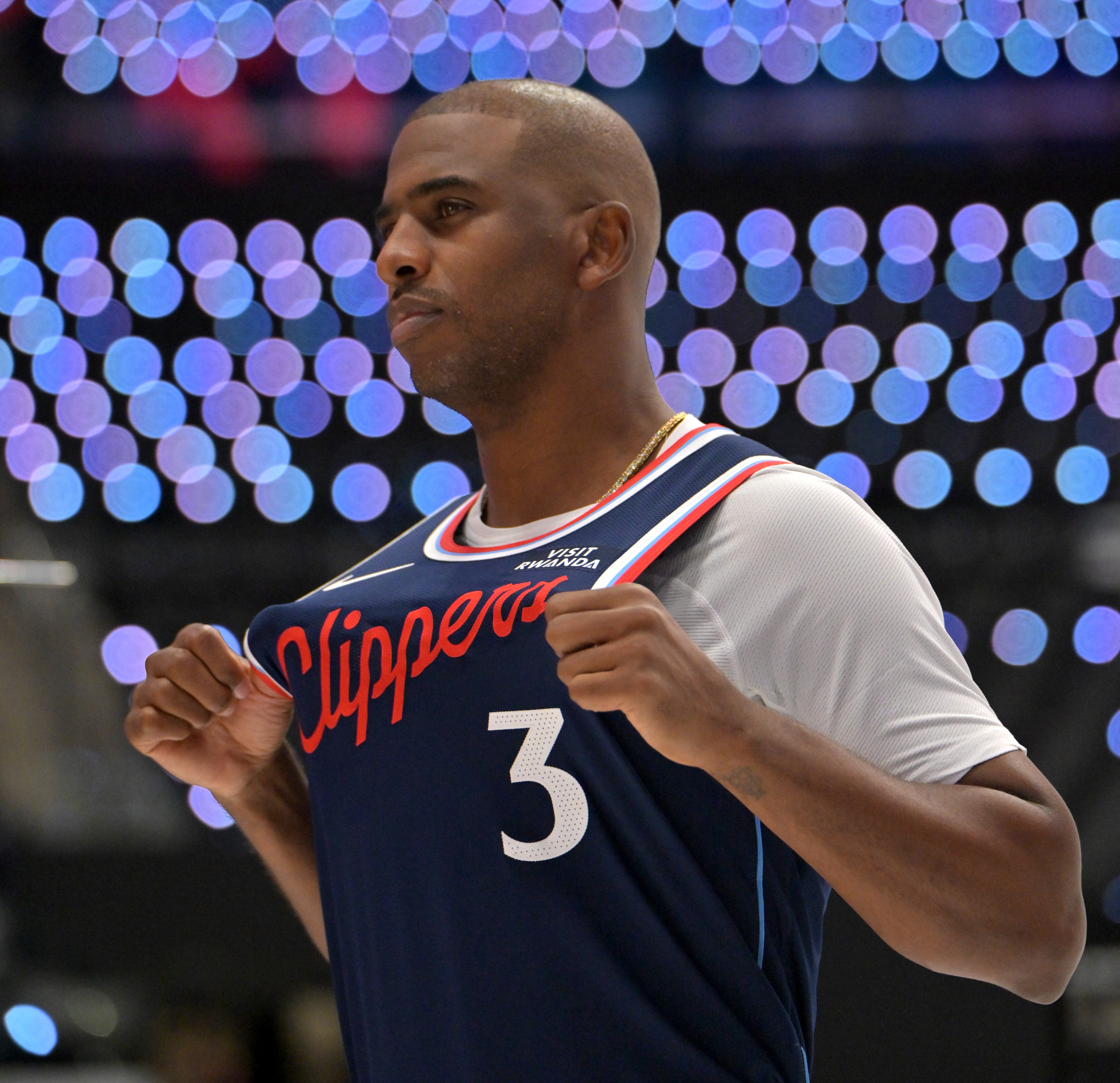 快船官方通过媒体TA表示：“我们将与克里斯·保罗￼分道扬镳，他将不再是团队的一员