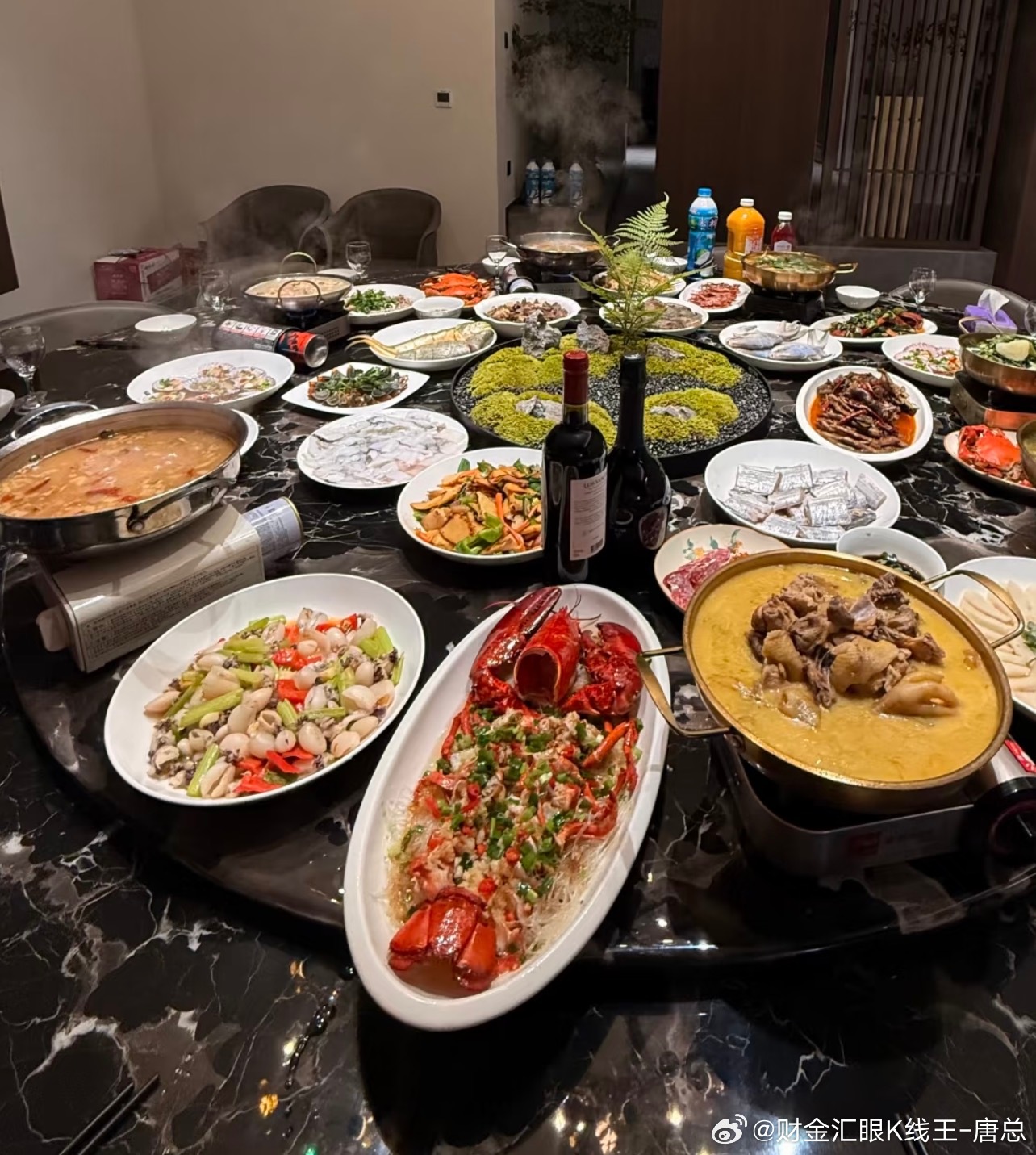 一家人围坐一桌，吃的不仅是饭菜，更是最后的团圆。不是离别，是开启新的人生篇章。愿
