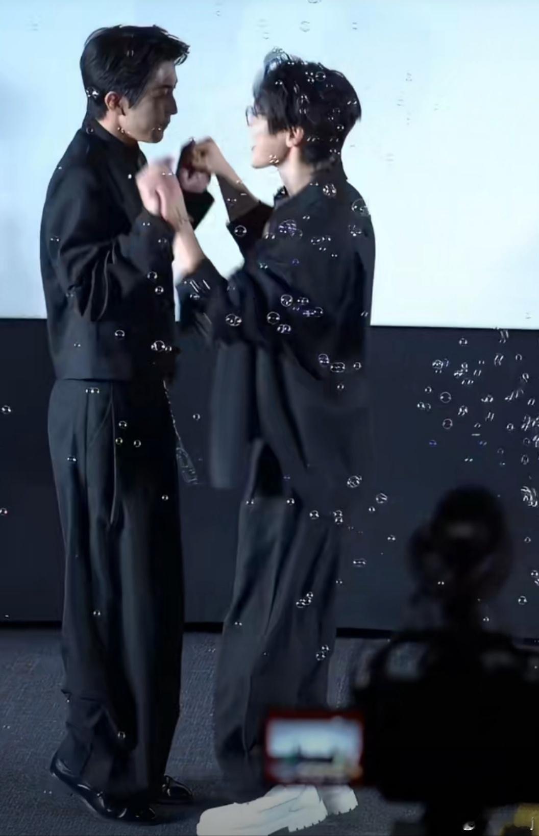 昌隆代云帆牵手跳舞昌隆代云帆共舞 就这短短十几秒的现场画面，直接把笑点拉到顶点，