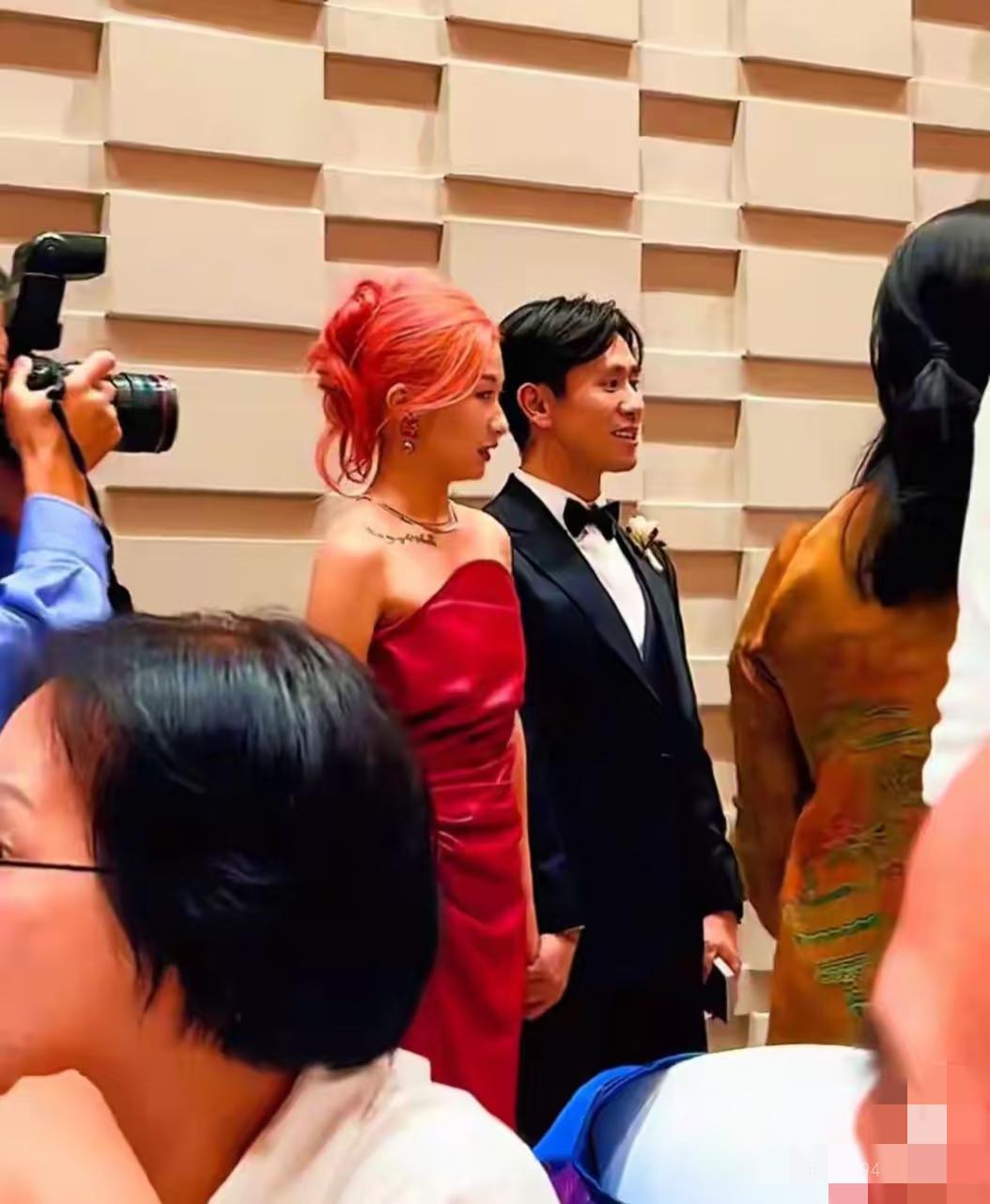 这下好了
不仅是娱乐圈
全国人/民都知道了，刘欢一家人有个非常特别的点，那就是一