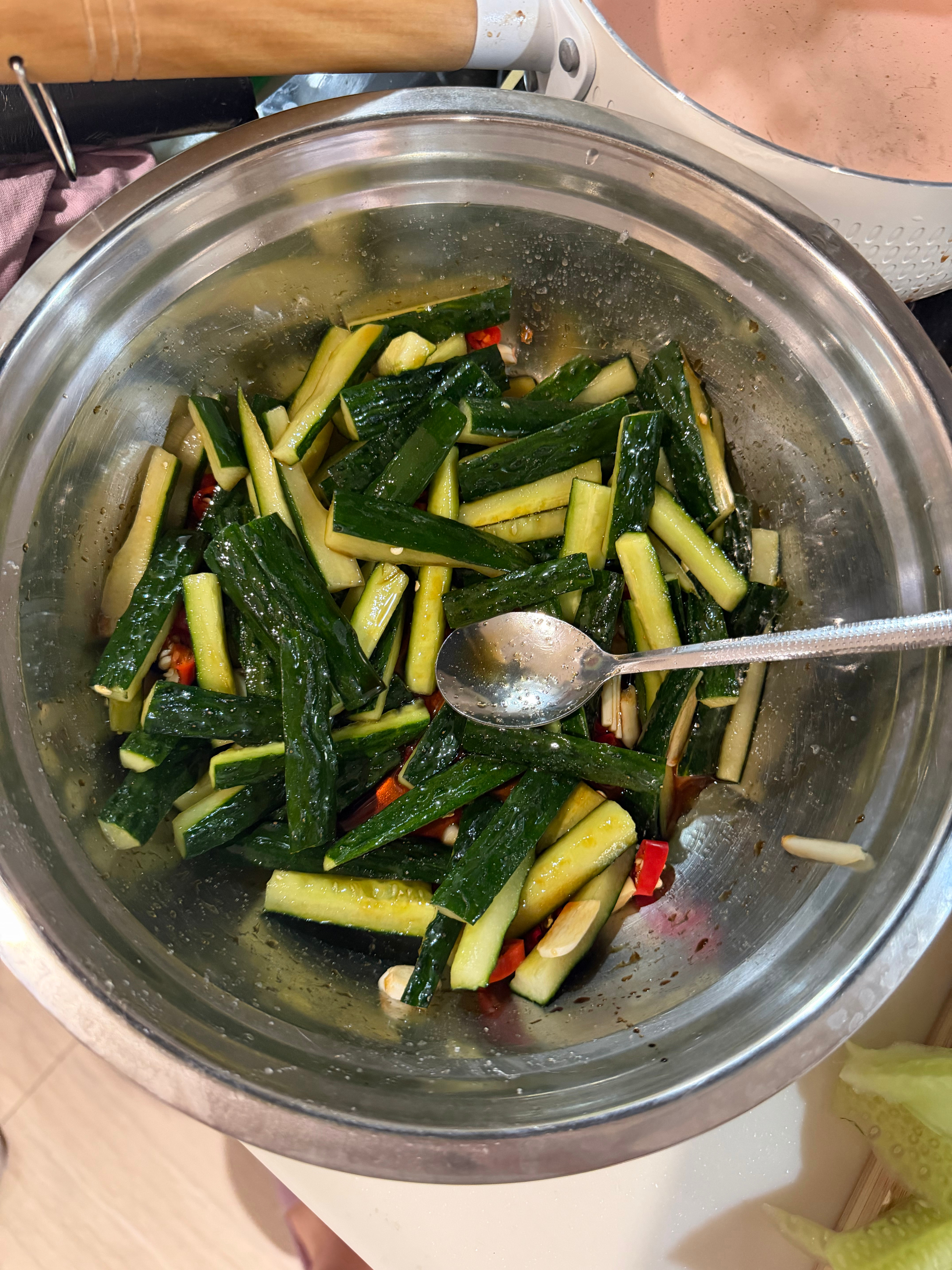 紧急腌了一盆黄瓜 期待明天 