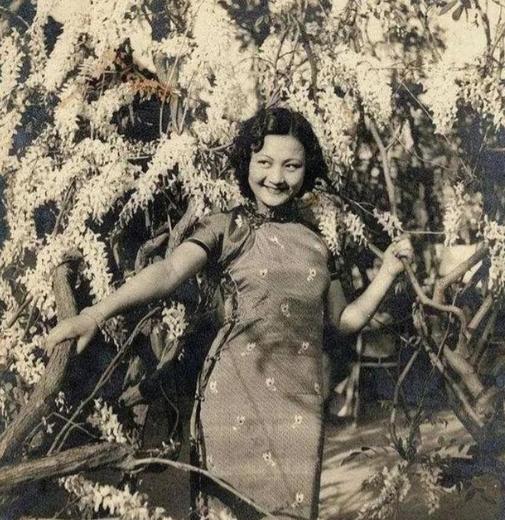 1961年，58岁的马步芳对18岁的五姨太说：“把你妈妈和两个妹妹叫来伺候我！”