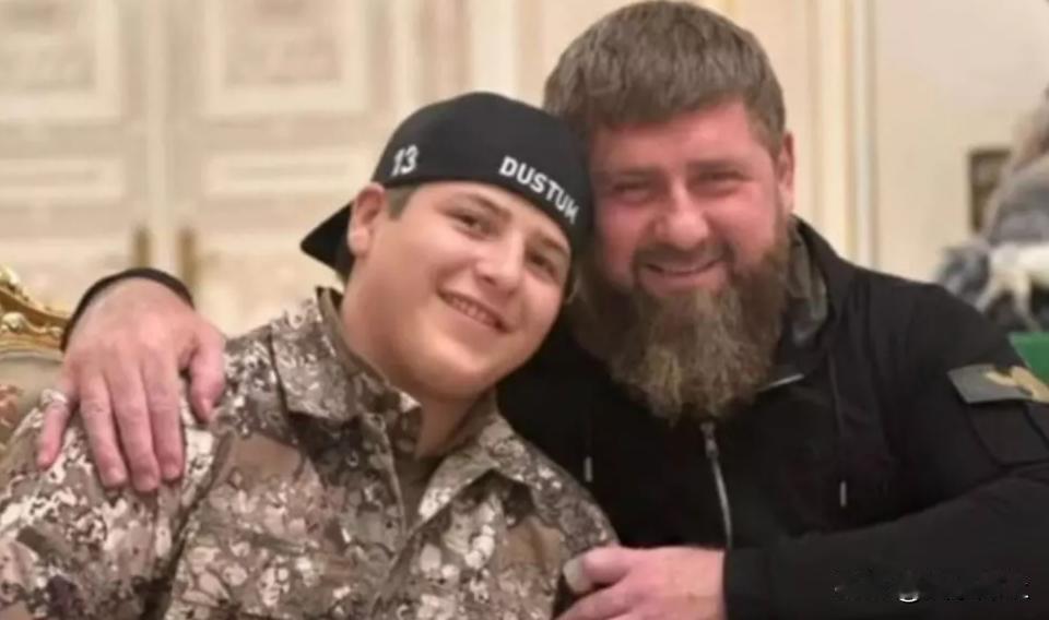 车臣首府格罗尼兹无声“戒严”，卡德罗夫儿子亚当（寄予厚望的接班人）坐车，在市中心