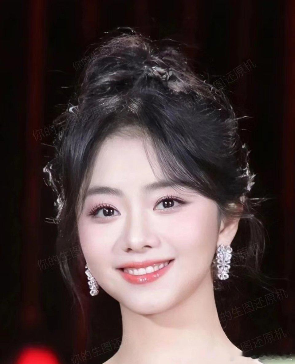 感觉岁月真的没有再谭松韵的脸上留下一点痕迹 ​​​