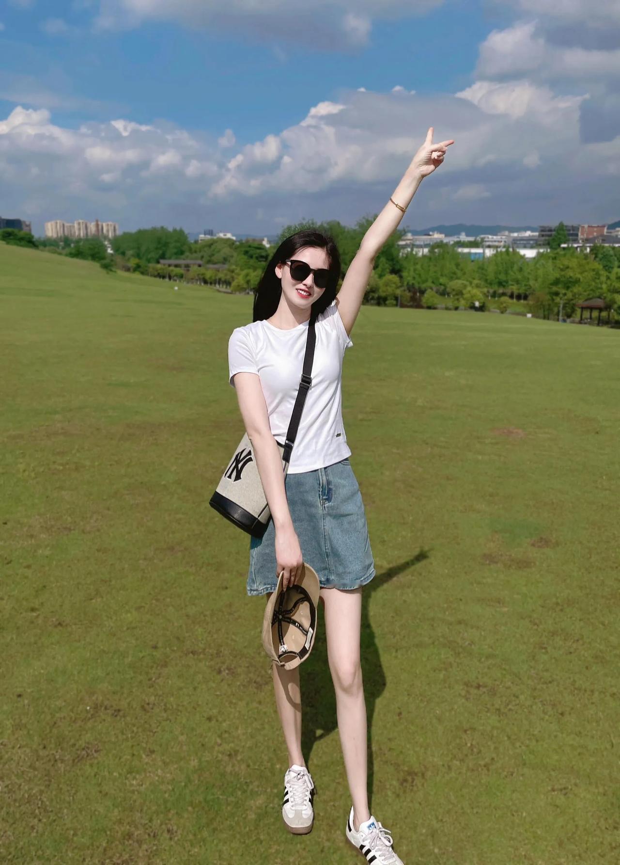 美丽的草原#美丽的你 #秀出夏日美照# 活力防晒穿搭