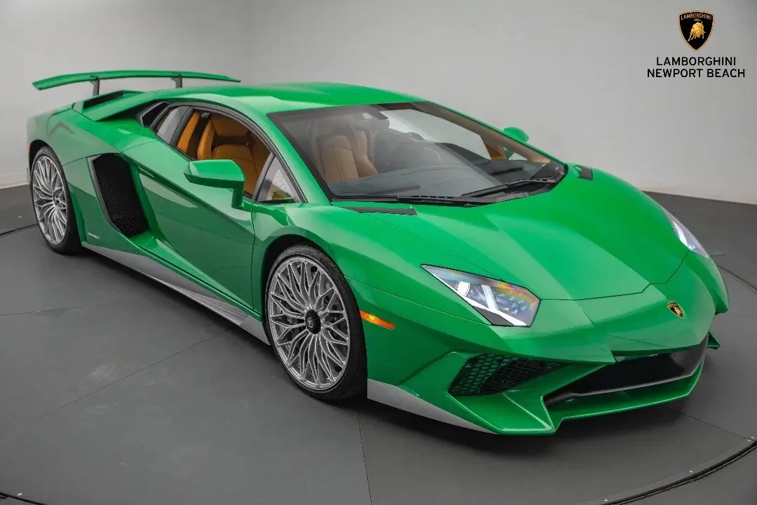 致敬兰博基尼miura车型配色的兰博基尼aventador sv 绿色...