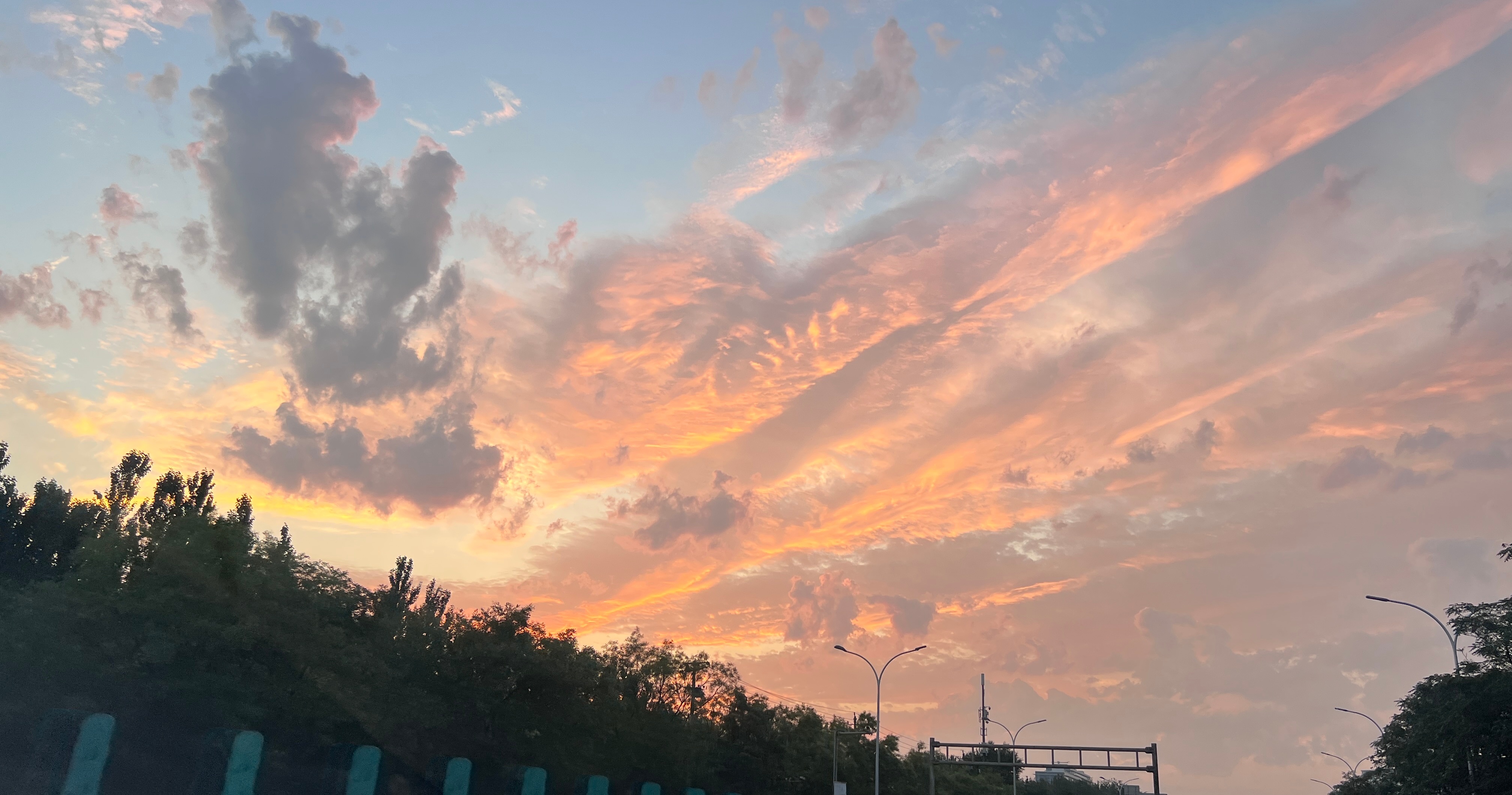 燃烧的天空。[哈哈] ​​​