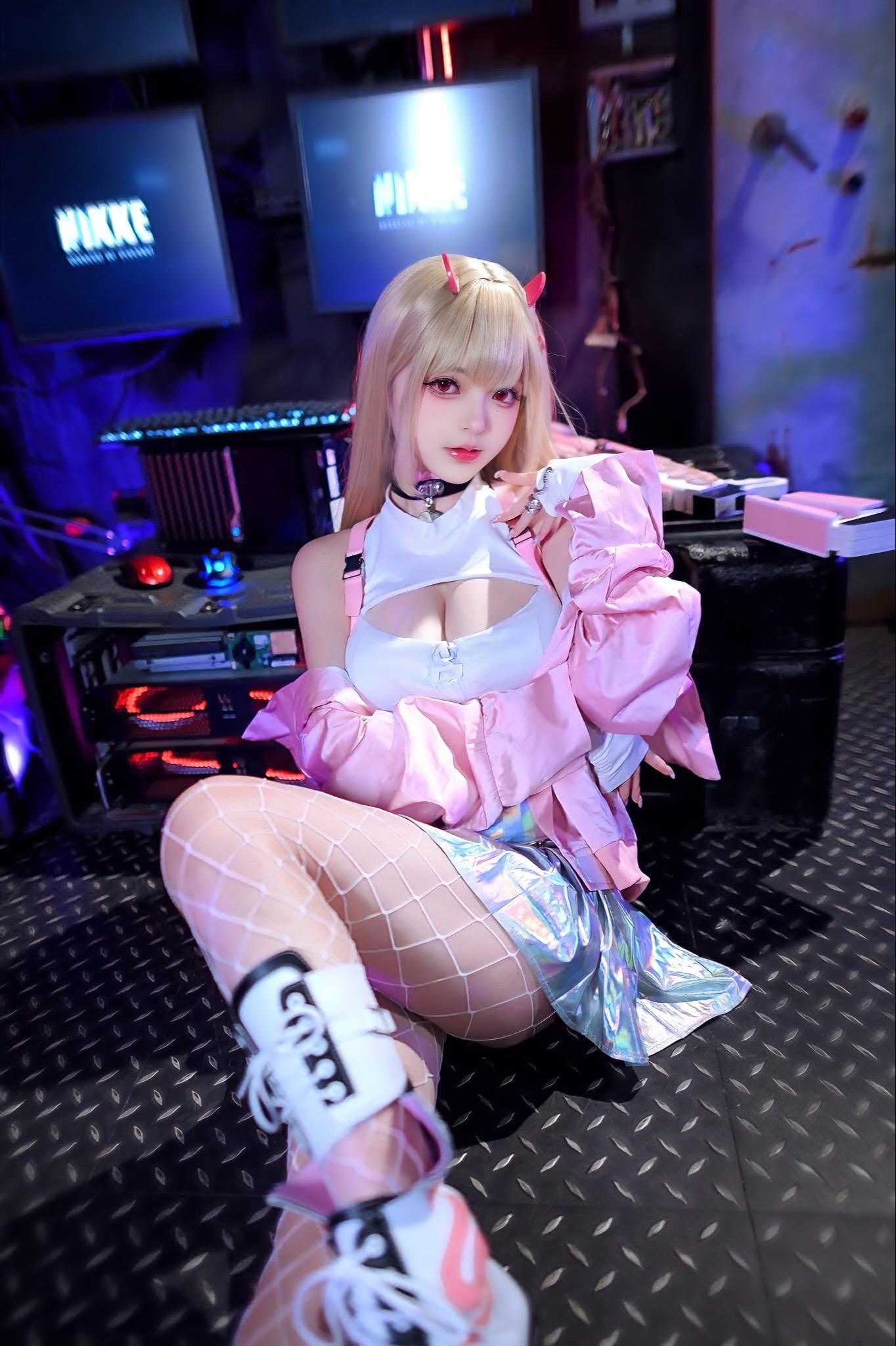 二次元 cos nikke胜利女神