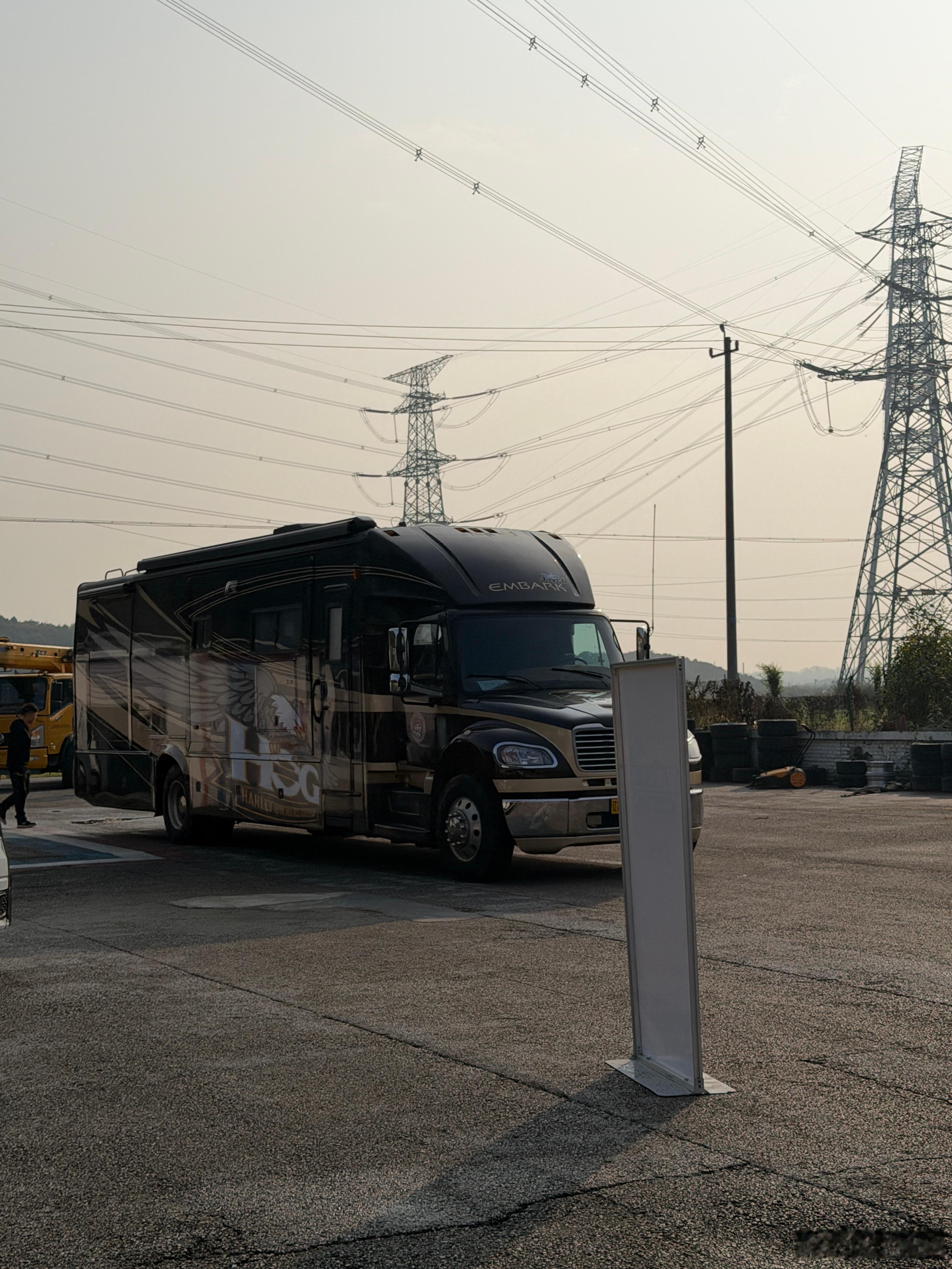 今天这场面太牛X了610万房车当休息室，吊车当摇臂但是最后那个重症监护怎么事儿？