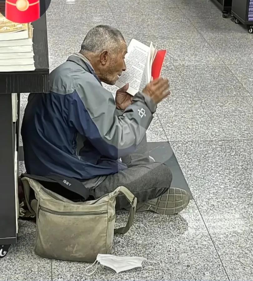 上海书店这事儿太解气！
六旬翁啃馒头看书被骂，老板硬气回怼
 
上海一书店里，六