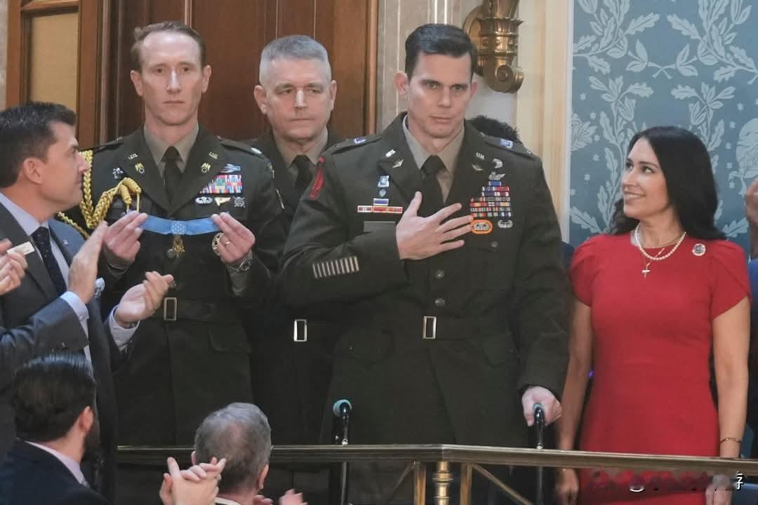 身中4枪仍坚持驾机！美军飞行员浴血完成委内瑞拉任务，获颁荣誉勋章
 
2026年