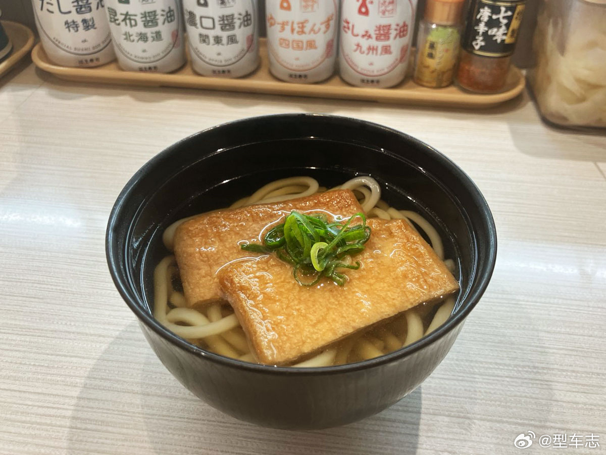 滨寿司员工餐 滨寿司作为日本三大连锁回转寿司之一，整体出品其实还算稳定，但绝对不