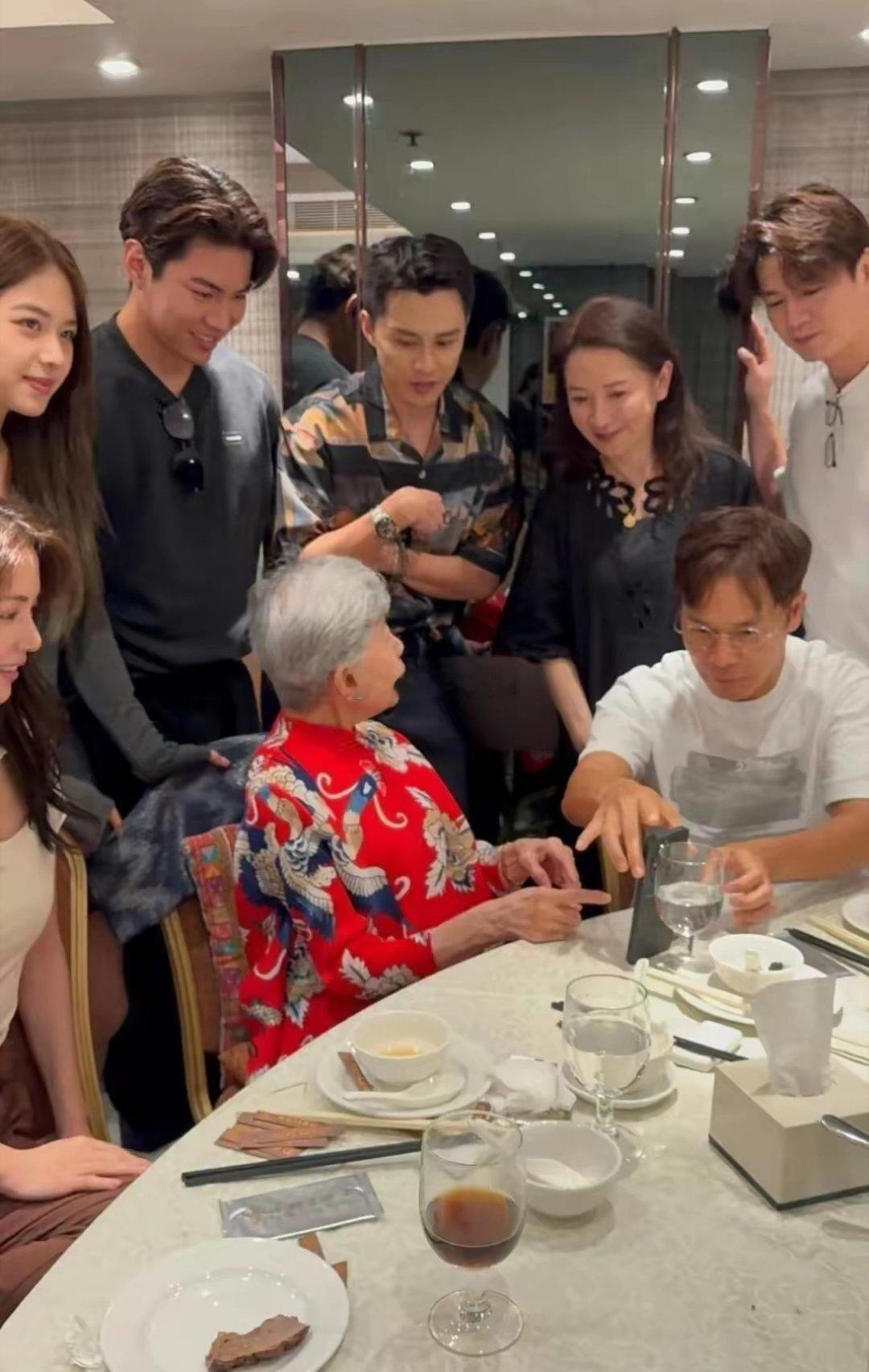 TVB 老戏骨罗兰出席《金式森林》周年晚宴，虽头发花白但风采不减，印象最深的就是
