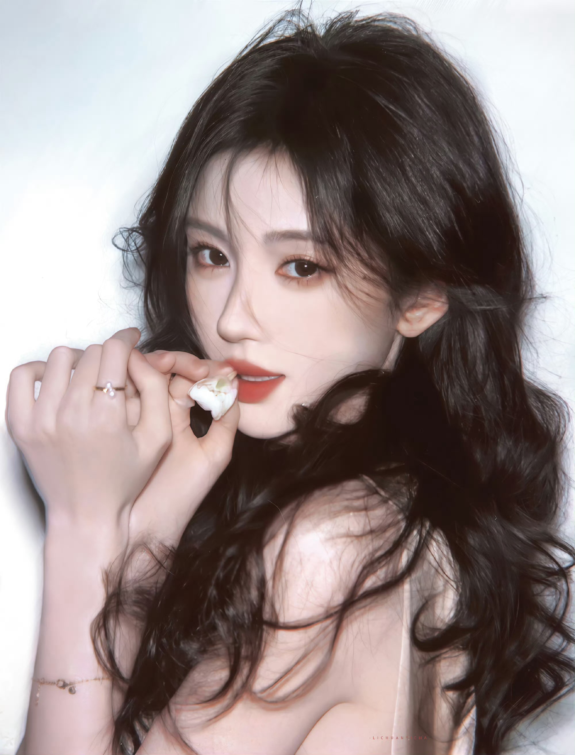 鞠婧祎心动美学出圈无论是清冷破碎感，还是明艳千金风，她都能用氛围感“鲨”出重围，