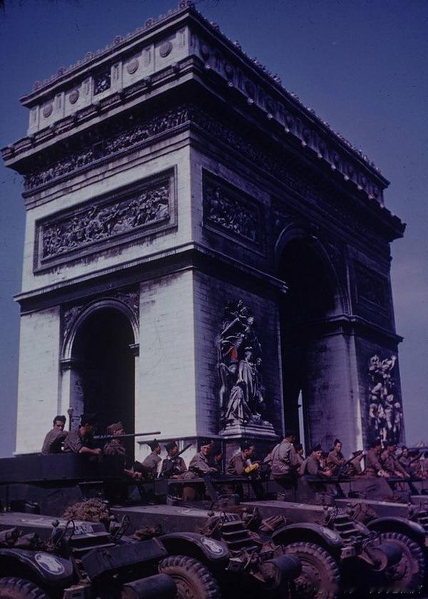 1944年盟军解放法国巴黎，香榭丽舍大道庆祝解放的阅兵式 