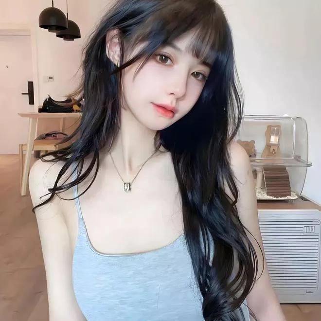 少女感满满，温柔长发与可爱配饰，清新自然。温柔气质少女风 气质少女感 气质长发女