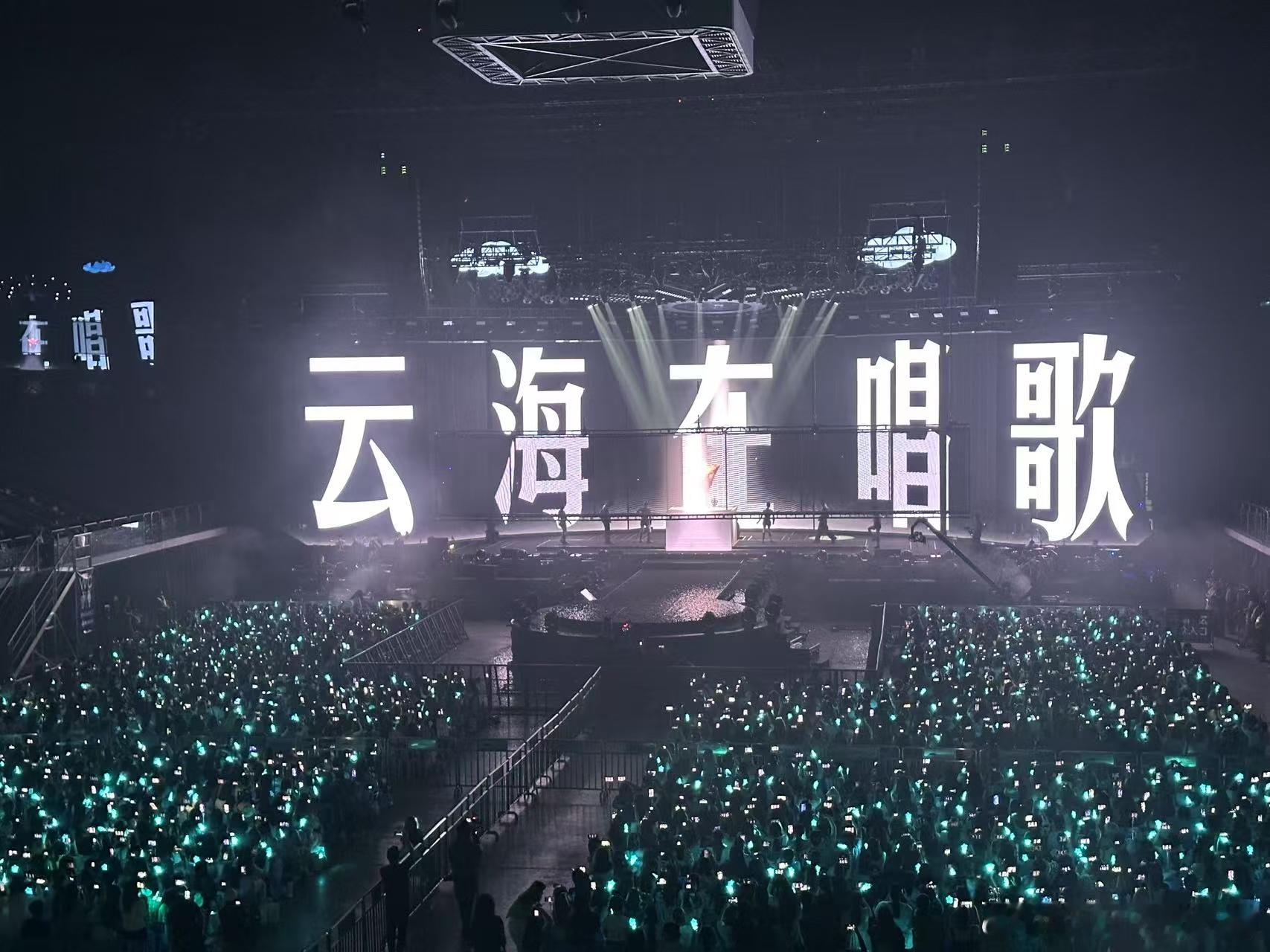石凯演唱会 石凯在演唱会上的舞蹈表演简直太精彩了，每一个动作都充满了力量与美感，