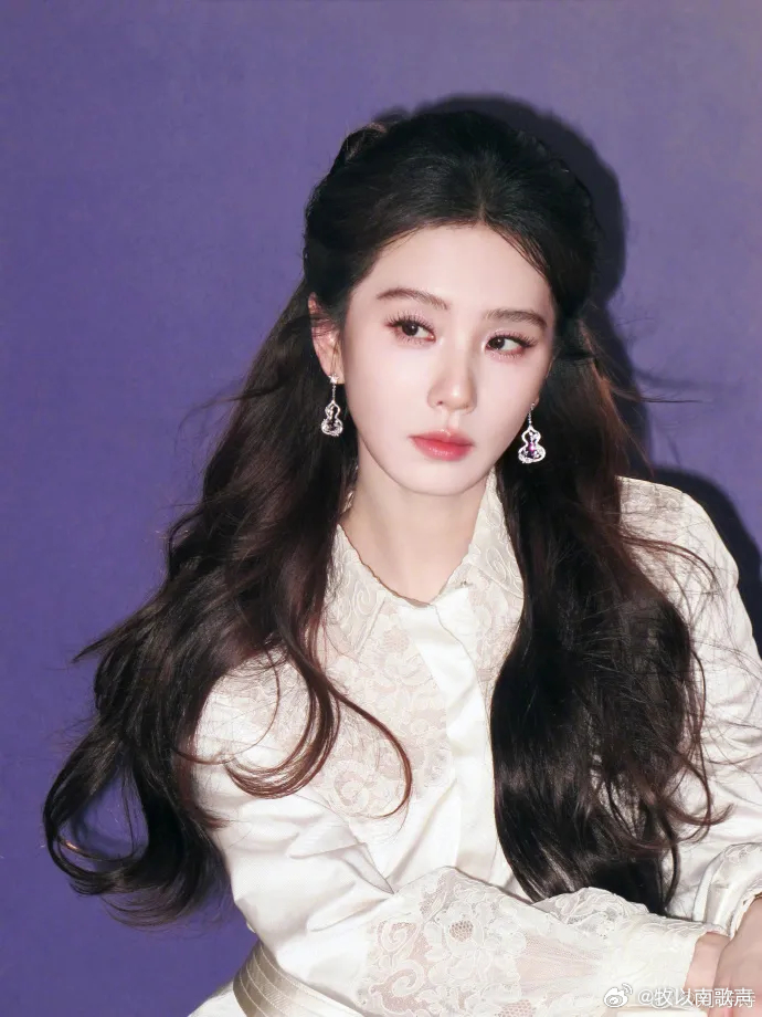 刘诗诗深紫背景写真氛围感拉满！深色长卷发半扎灵动温婉，白色蕾丝衬衫复古精致。葫芦