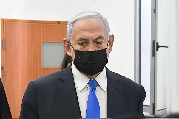 ​以色列民众这时候在法庭上看到了内塔尼亚胡，4月12日他出行在法庭上，满脸戴着口