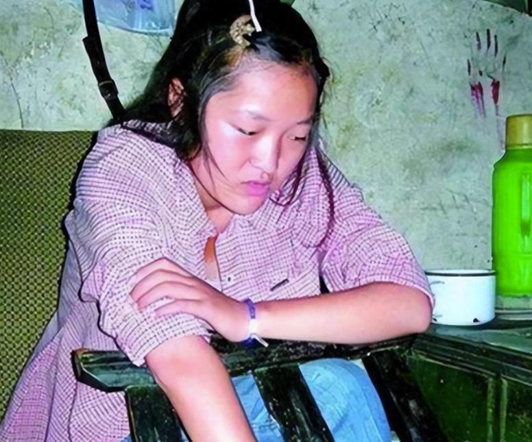 2006年6月7日，在河南南阳的一个高考考场中，发生了一件让所有的监考老师都感到